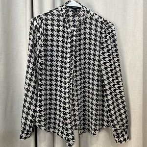 FOREVER 21 CHEVRON BUTTON UP BLACK AND WHITE BLOUSE 🖤⚪️